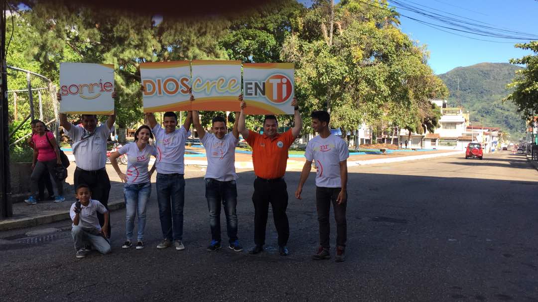 PrGiorgin's tweet photo. Nuestros voluntarios dando un mensaje de sonrisa
#CercaDeTi2018
#Ministeriojuvenilavsocc
#AdventistasDIA
#passition #SDA
#GCYouth https://t.co/FMKWeIGiTu