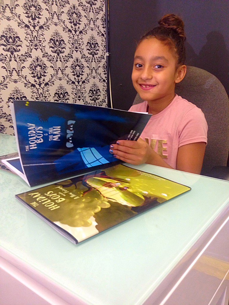TheHolidayBoys's tweet image. Princess Shay 💖’s her new books! 
#theholidayboys #bookcollection 
#sheissocute #girlsrule