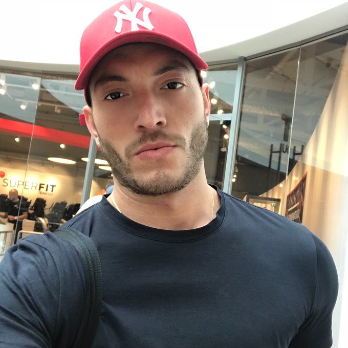 1 pic. Wish u all a nice #weekend ???
#gay #selfie https://t.co/I9Ndx75g94