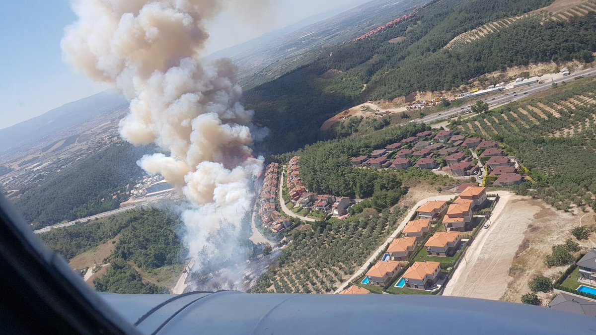 Göynüklü’deki orman yangınını söndürmek için Belediye ekiplerimiz tüm gücüyle çalışıyor. Hiç bir hemşehrim zarar görmeden yangını söndüreceğiz. Eğer bu yangında bir kasıt varsa, Mudanya’mızı rant emellerine alet eden ve hemşehrilerimin canına kastedenlerin peşini bırakmayacağız.