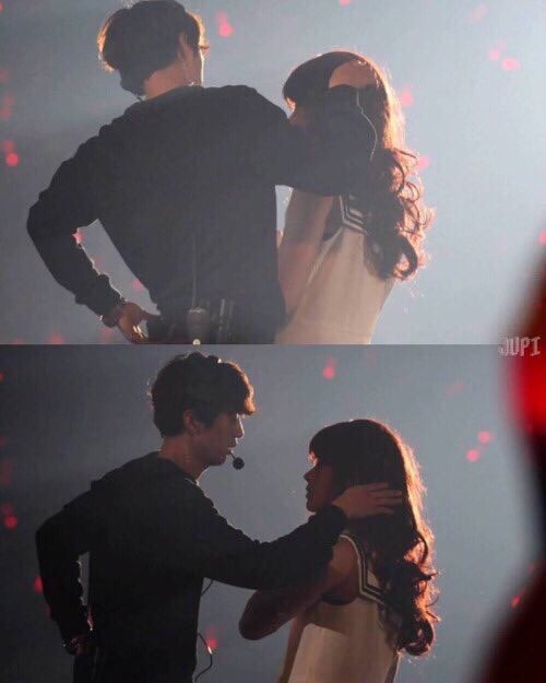 atmoment's tweet photo. จำได้ว่าตอนรูปนี้ปล่อยมาใหม่ๆ มีนตซเกาเข้าใจผิดว่าเป็นไอดอลหญิงเดทกับทีมงานอะ แต่แบบว้อยยยย นี่จินฮวานไอค่อนแต่งหญิงในคอนกับสตาฟมาจัดผมให้ค่า55555555555555555555555555555 https://t.co/ZaBgXHXNa1
