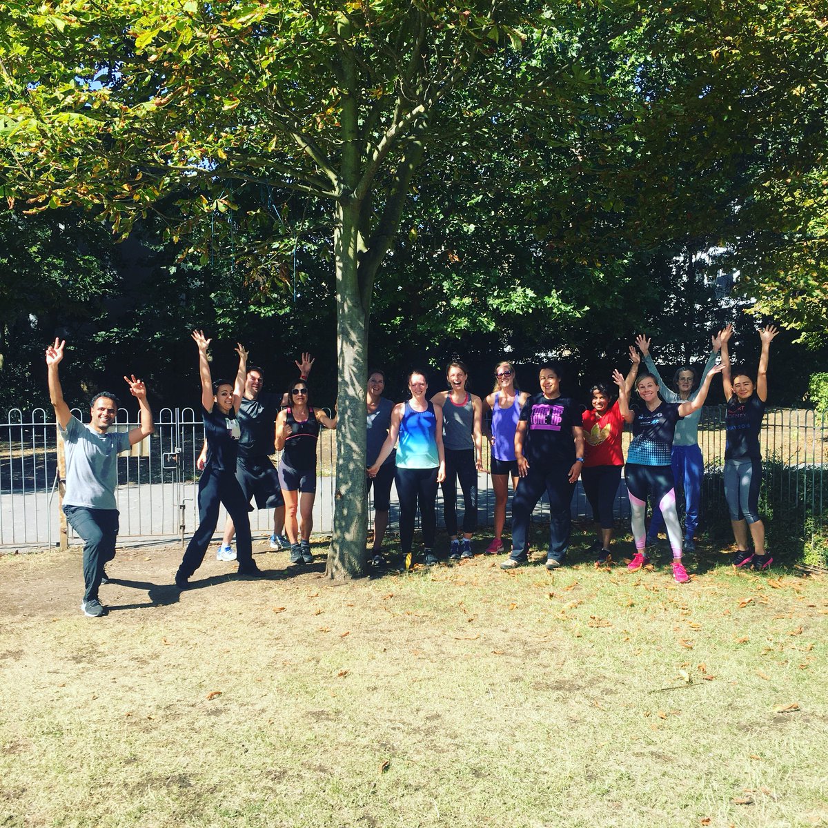 Check out these beautiful humans <a href="/OurParksUK/">Our Parks</a> classes in Limehouse this morning 😄 #turnuptoneup #madetomove #naturesgym  #towerhamletsnow