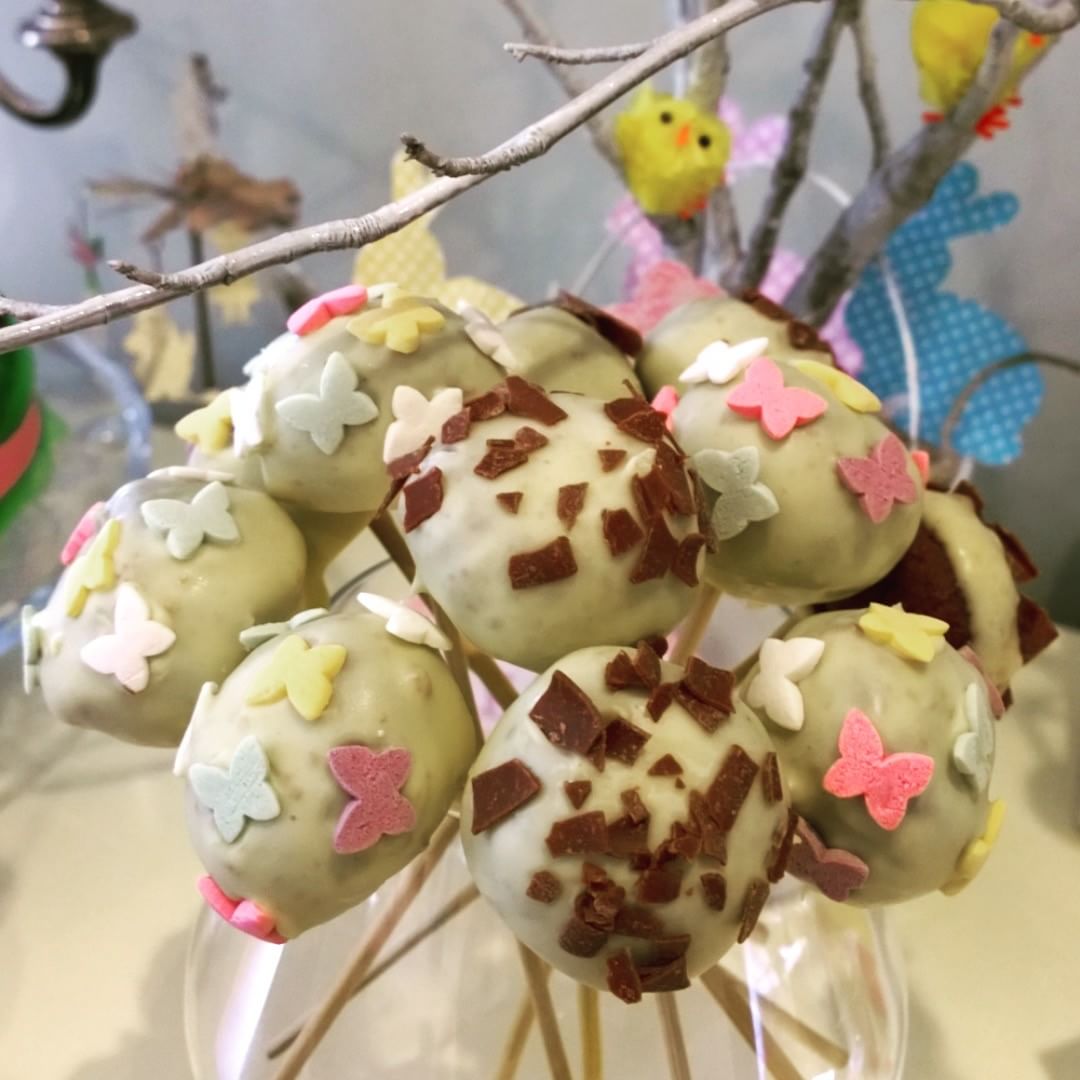 CakeyMcCupcake's tweet photo. Fancy making these delicious cake pops? Click LIKE &amp; RETWEET if you would love to eat them 🍡 #cakeonastick #cakepops #yummyinmytummy #corinnescupcakes
Get the recipe here: https://t.co/QPSvX50S0v https://t.co/Gx8qWYFOaV