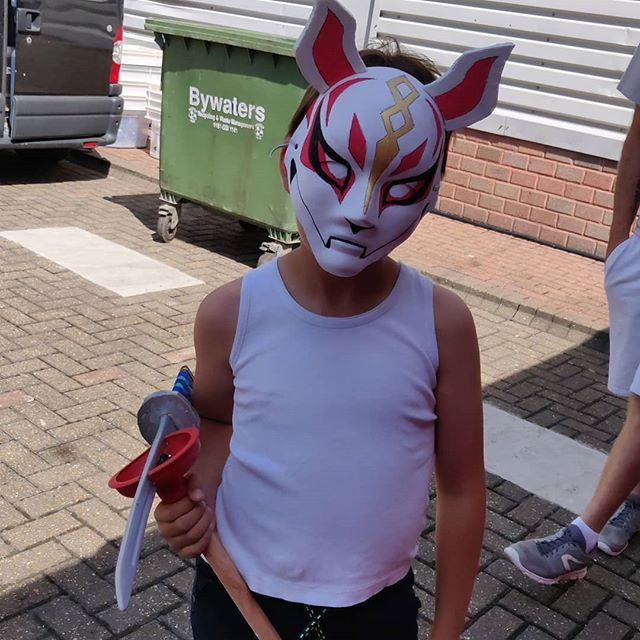 GamesShed's tweet photo. Awesome Fortnite cosplay from @seasideguy1982
.
.
#Gaming #retrogamer #retrogaming #retrogame #retro #retrogamers #gamersunite #game #gametime #pinball #printworks #tgs #insta #instagood #igamer #igerlondon #igs #igeruk #igamers #iger #instagrammer https://t.co/Xcx1c6wHOS