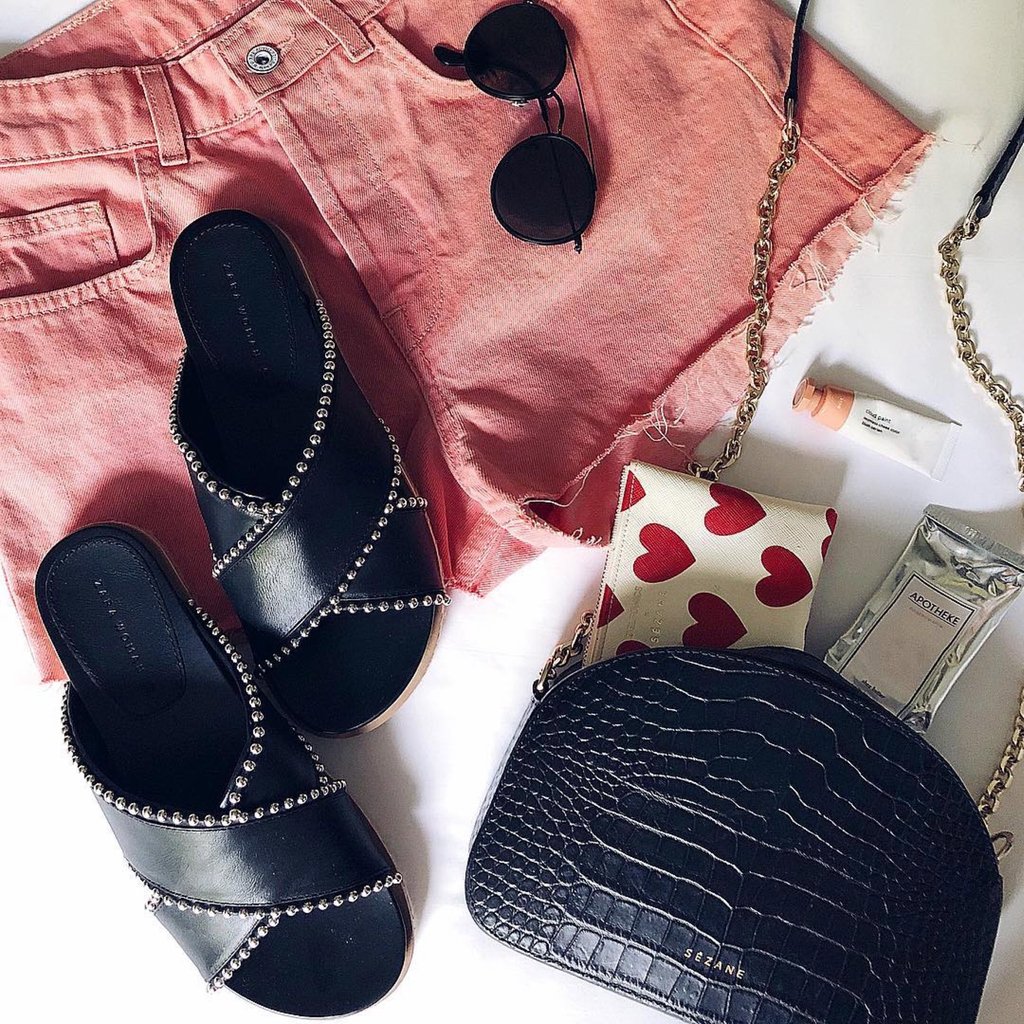 Apotheke_co's tweet image. Happy Saturday! Peep this adorable spread from @jul_in_the_clouds complete with our Rosebud Oud shea butter. Some serious style goals right there! ❤️

#bestaccessory #completethelook #takeuswithyou #moisturize #onthego #handcrafted #handmade #madeinbrooklyn #apotheke