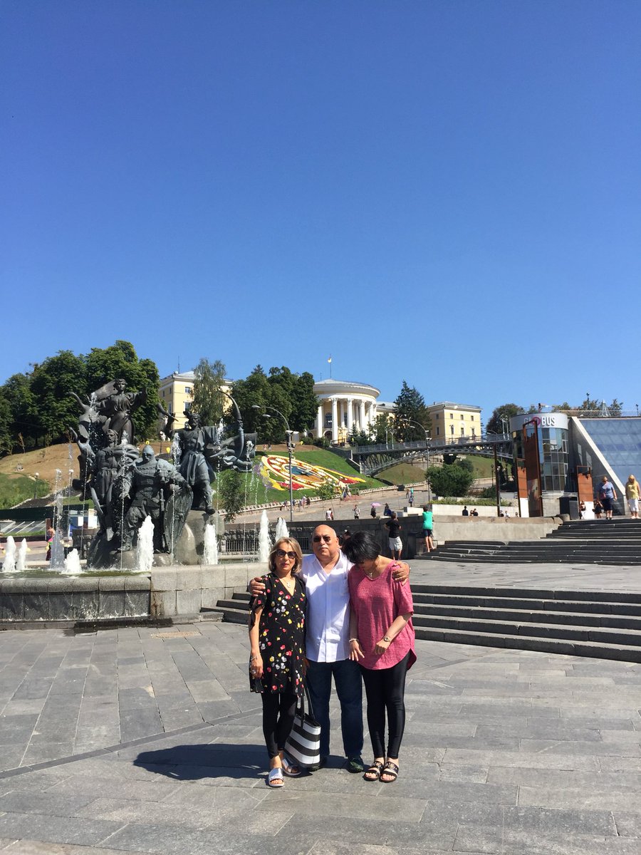 RaviBatra's tweet image. At #IndependencePlaza🇺🇦 #Kiev🇺🇦 w #MiracleAngela🇺🇸 &amp;amp; @RanjuBatra 🇺🇸