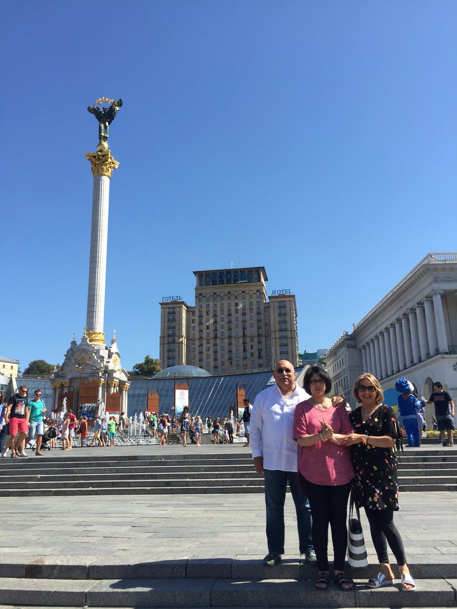RaviBatra's tweet image. At #IndependencePlaza🇺🇦 #Kiev🇺🇦 w #MiracleAngela🇺🇸 &amp;amp; @RanjuBatra 🇺🇸