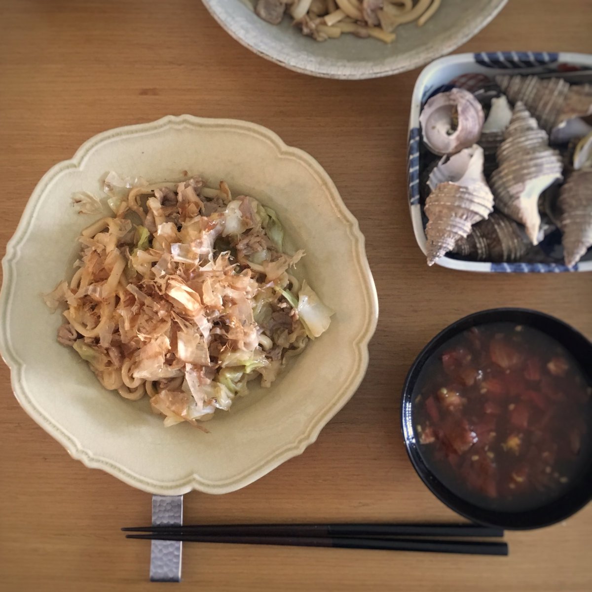 Uzivatel 寿木けい Na Twitteru キャベツと豚肉のソース焼うどん フライパンにサラダ油をひき 豚バラを炒めて塩胡椒 キャベツを出して しんなりするまで炒め いったん取り出す うどんは水に通してぱらぱらにほぐしてからフライパンで炒め ソースと醤油少々で