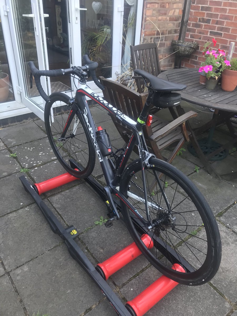 Dog_in_a_hat's tweet photo. Not done much road racing this year, thought Iβd warm up... #castleclassic #supportraces @NewCollegeLeics @RideLeicester https://t.co/ibQU84l4IQ