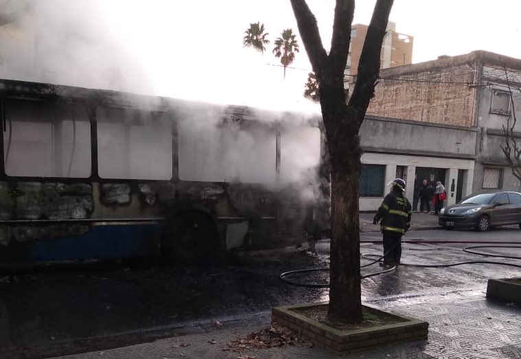 radio2rosario's tweet photo. 🚨#URGENTE ⚠️ Bv. Avellaneda y 3 de Febrero: #Incendio Ardió un interno de la línea 140. Pérdidas totales de la unidad de #LaMixta https://t.co/7Ju9LrX6F7