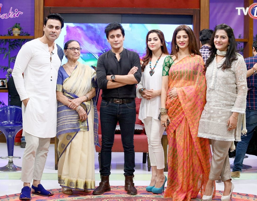 uffairaas's tweet photo. Good times on tv one.

#goodtimes  #aapkasahir #nutritionistUffaira #HomeexpertUffaira #sahirlodhi #memories #tvone #show #saasbuhoshow #goodteam #smile #alwaysfeelbeautiful https://t.co/7myYJTqmqB