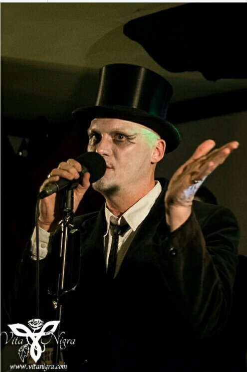 Schönes Wochenende 😎😎
Foto © vitanigra.com (no copy)

#Egoampband #Egomanicmaniacs #Neonshine  #support #EGOampSupporters