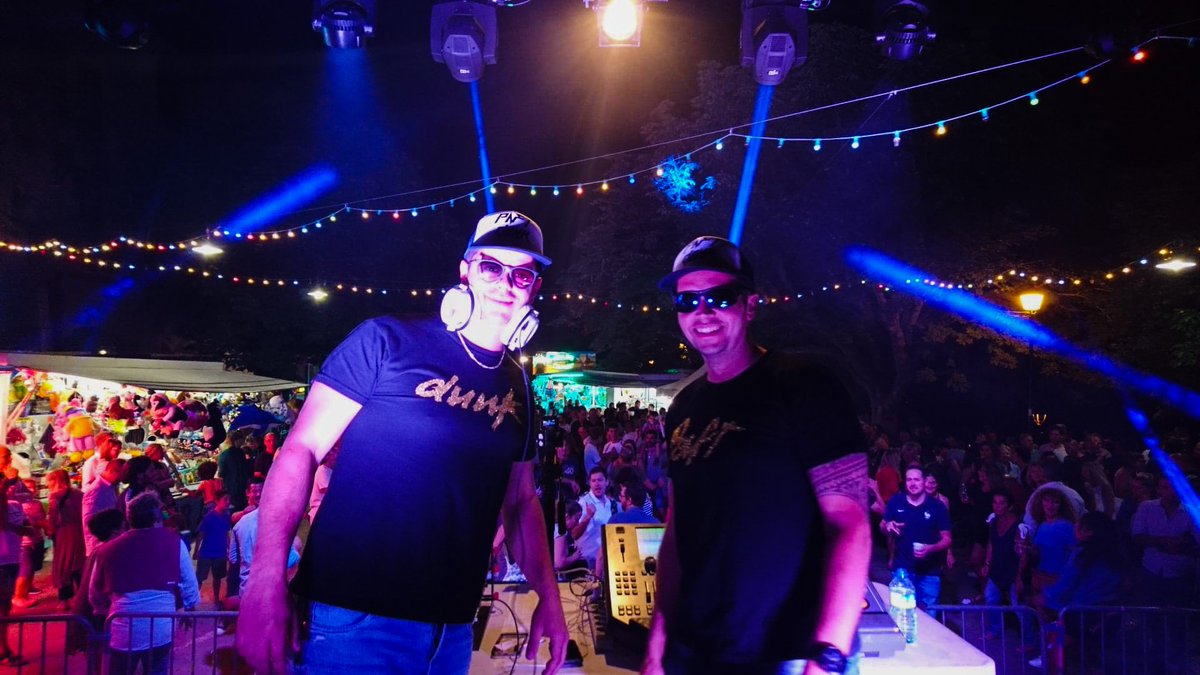 CDFBONNIEUX84's tweet photo. Merci d'avoir mis le feu pour cette première soirée avec les Paft Dunk !!! Et on remet ça ce soir à partir de 21 heures 30 avec le même duo décapant, Ludo et Fred, pour fissurer le Luberon ! Bonnieux... THE PLACE TO BE jusqu'au 14 août ;) #thelegend #tesvices #fiesta #bonnieux https://t.co/vXUI3Rs91v