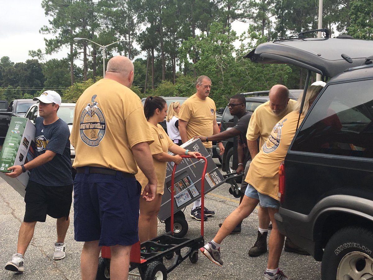 GaSouthwestern's tweet photo. #GSWMoveInDay off to a great start! Glad to have our students back on campus. You’re all now officially #PartOfTheStorm 💪🏼📦 https://t.co/ijXdFuPMAZ