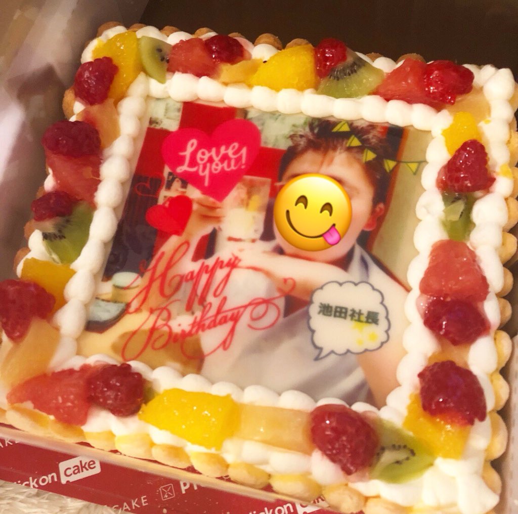 miduki_hoshino's tweet photo. 先日行われた、社長の誕生日会〜🎉
ラポーレからは、可愛いケーキのプレゼント🎂💕
好き��写真をケーキにデコレーションできる  #ピクトケーキ を注文しました✨喜んでもらえて良かった😜
自分の誕生日もこのケーキ欲しい〜😍💓笑

#誕生日 #誕生日会 #RAPOLE #ラポーレ https://t.co/goA7OyorLE