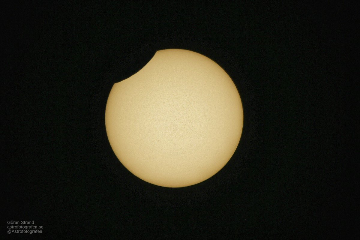 ShjPlanetarium's tweet photo. الكسوف  الجزئي للشمس و الذي شهدته المناطق القطبية الشمالية  و استمر لنحو ثلاث ساعات و نصف   
12:02 pm - 15:31 PM 
بتوقيت الإمارات.
انتهى قبل قليل.
و معه كانت ولادة شهر ذي الحجة و التي سيتم استطلاع هلاله مساء اليوم السبت 11أغسطس 2018.
#SolarEclipse2018 https://t.co/519jqDgRhI