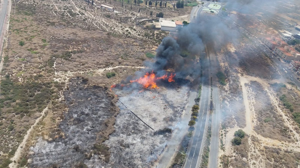 Plan_INFOCA's tweet photo. DECLARADO #IFHuércalDeAlmería, #Almería. Medios: 1 avión de carga en tierra, 1 helicóptero, 1 vehículo nodriza, 9 #Bomberosforestales, 1 técnico de operaciones y 1 agente de medio ambiente https://t.co/SpMMQaeQRI