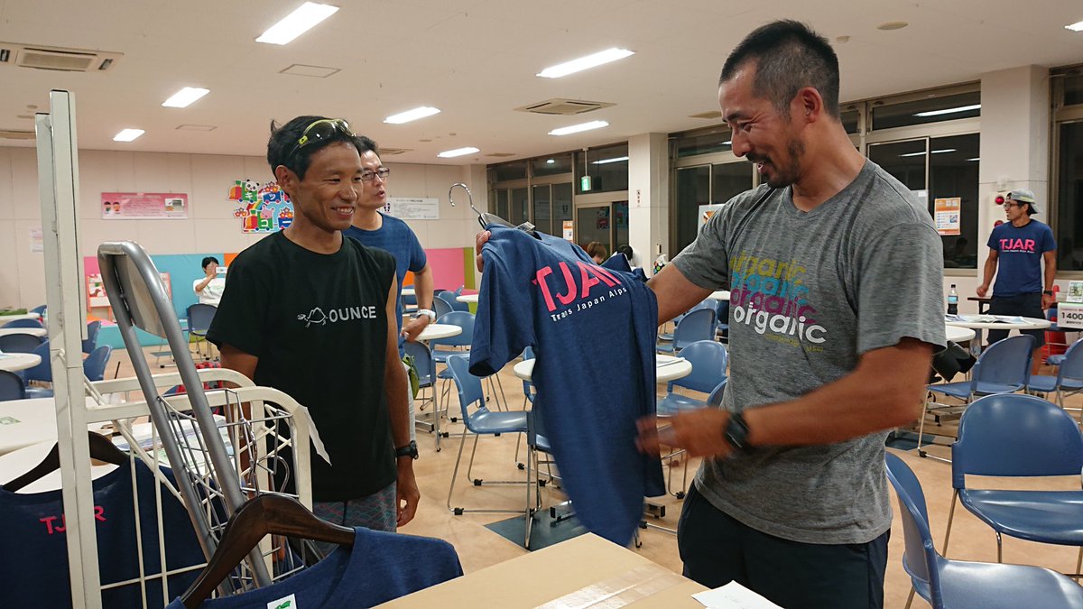 Omeeoh's tweet photo. Tシャツ売る人も買う人も元 #TJAR 選手。左は #渡部祥 元選手は #TJAR2016 3位富山の星、右は同じく #TJAR2016 12位 #米田英昭 元選手。カッコいいなぁ。#TJAR2018 https://t.co/M6pid5jMDO