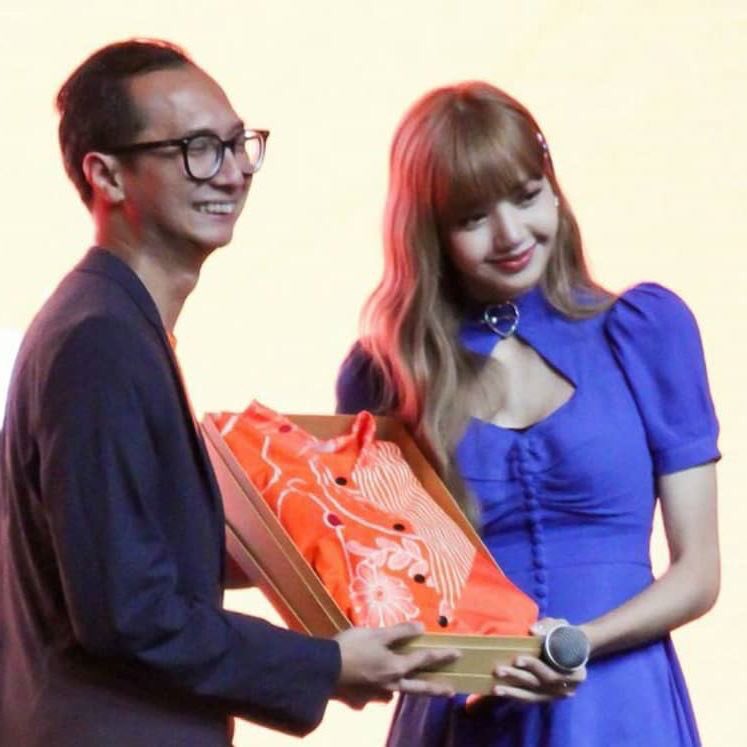squareblinkind's tweet photo. [the Shopee jacket used by Lisa when in Indonesia was made by Lisa's own fans!!]

https://t.co/TlDA2ZGu94

#shopeeLisa #LisainIndonesia #WelcomeLisaToIndonesia #WelcomeHomeLisa #moonshotxlisa https://t.co/BcBWpPa3Ti