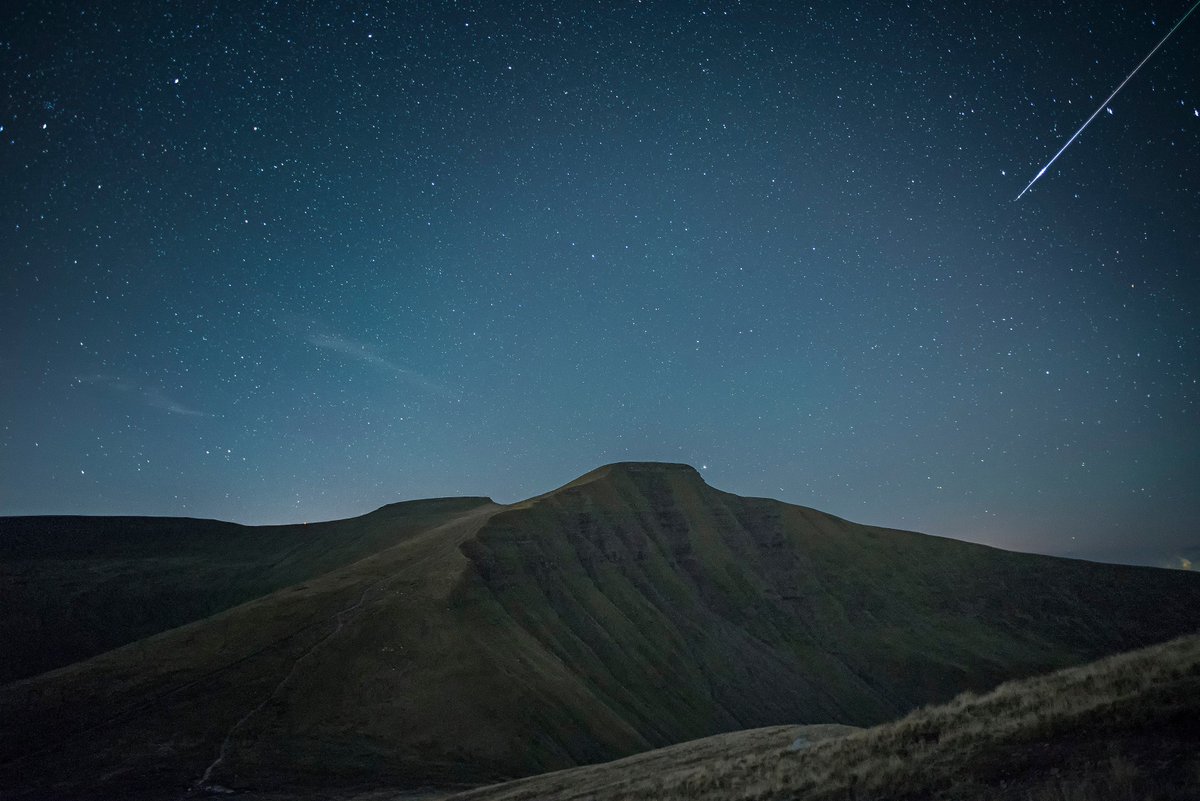 It was pretty cold up on Cribyn last night, as we sat for about 4 1/2 hours with our eyes glued to the sky keeping an out for #Perseid meteors - didn't catch many on camera but I think this one definitely makes up for that 😍💫
#breconbeacons #earthcapture