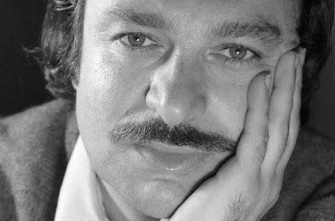 ‘Nerden başlıyorduk?
İlk önce seviyor muyduk? 
Yoksa ilk önce güveniyor muyduk?’
                                         - Oğuz Atay