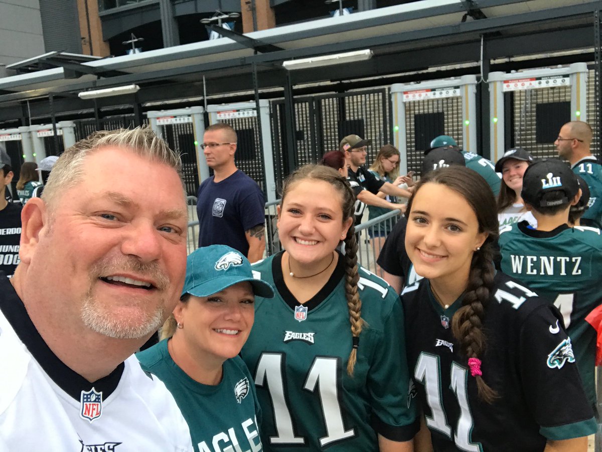 ava_tedeschi's tweet photo. #eaglescamp #eaglesopenpractice #carsonwentz #nickfoles @Eagles https://t.co/Sx7DR7fkfW