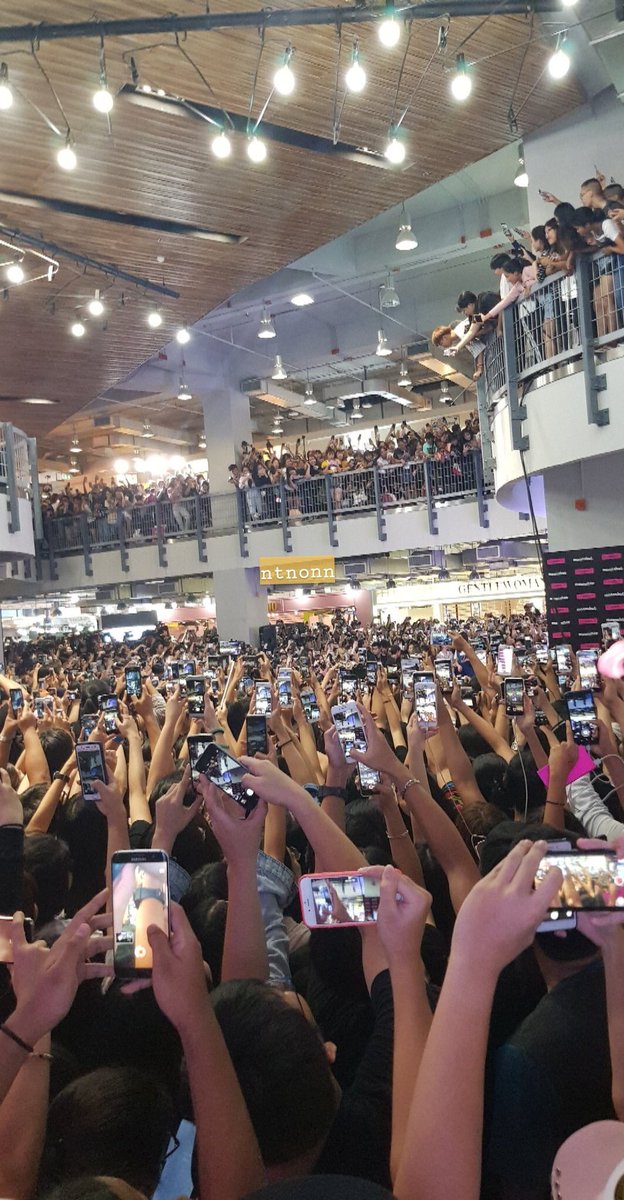 NINI_1620's tweet photo. เป็นภาพที่รอคอยตลอดทั้งวัน เพราะทุกคนพร้อมเพียงกันยกมือถือมาถ่ายน้อง ถามว่าเห็นไหมนั้นอีกเรื่องหนึ่ง
#WelcomeHomeLisa #moonshotTHxLISA #LISA https://t.co/EsOcqaeuib