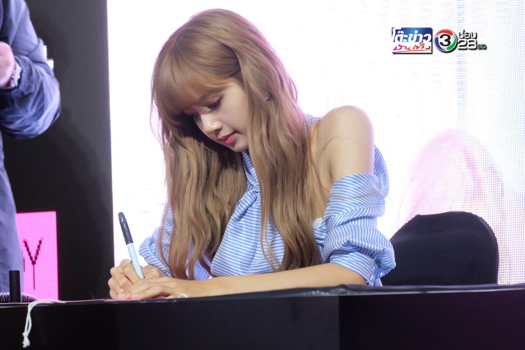 SeesanBunterng's tweet photo. 180811 บรรยากาศงานแฟนไซน์
#moonshotTHxLISA
#LISA #LalisaManoban #ลลิซ
#BLACKPINK
#WelcomeHomeLisa https://t.co/PwuB1rthhk