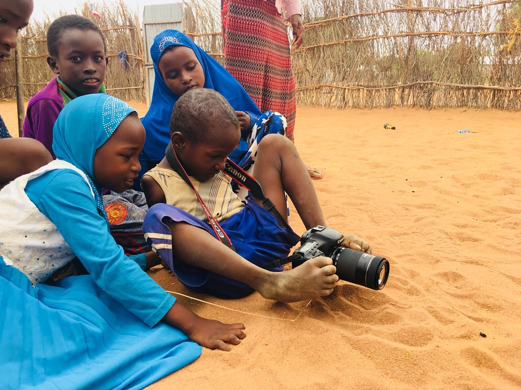 MoulidHujale's tweet image. Mohamed,8,was born without arms but he is the most genius child I have seen in #Dadaab @Refugees camps. Was never taken to School for fear of discrimination but he is quick to master anything with just a glance.He took selfies with my phone &amp;amp; played with our Canon using his feet!
