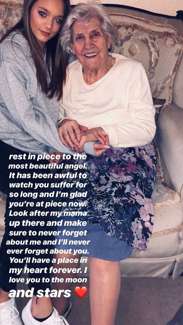 stylwgucci's tweet image. Nossa que notícia triste, a vó materna do louis faleceu, mandando energia positiva para o louis e sua família #StayStrongLouis