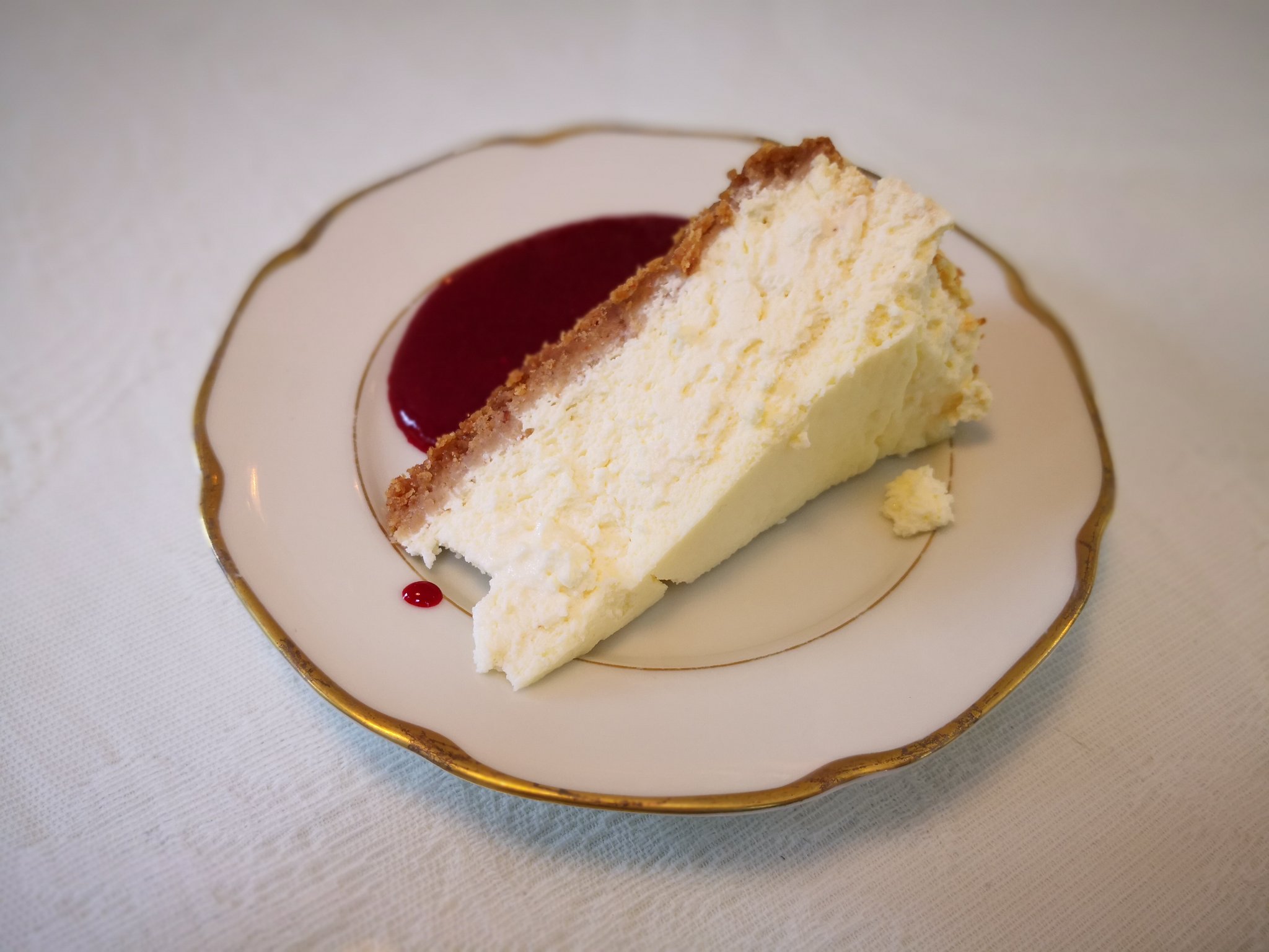 郷土菓子研究社のハヤシ Cheesecake チーズケーキ フィラデルフィアのクリームチーズ を使った とてもみずみずしいレアチーズケーキ 土台のクッキーもしっとり ほろほろ崩れるフレッシュチーズを食べるような感覚 ラズベリーソースをたっぷりと