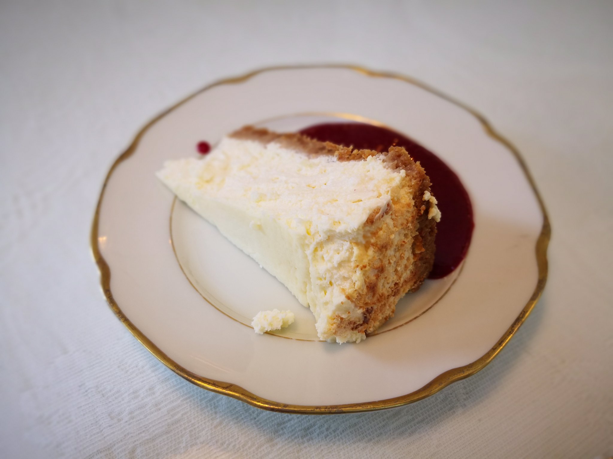 郷土菓子研究社のハヤシ Cheesecake チーズケーキ フィラデルフィアのクリームチーズ を使った とてもみずみずしいレアチーズケーキ 土台のクッキーもしっとり ほろほろ崩れるフレッシュチーズを食べるような感覚 ラズベリーソースをたっぷりと