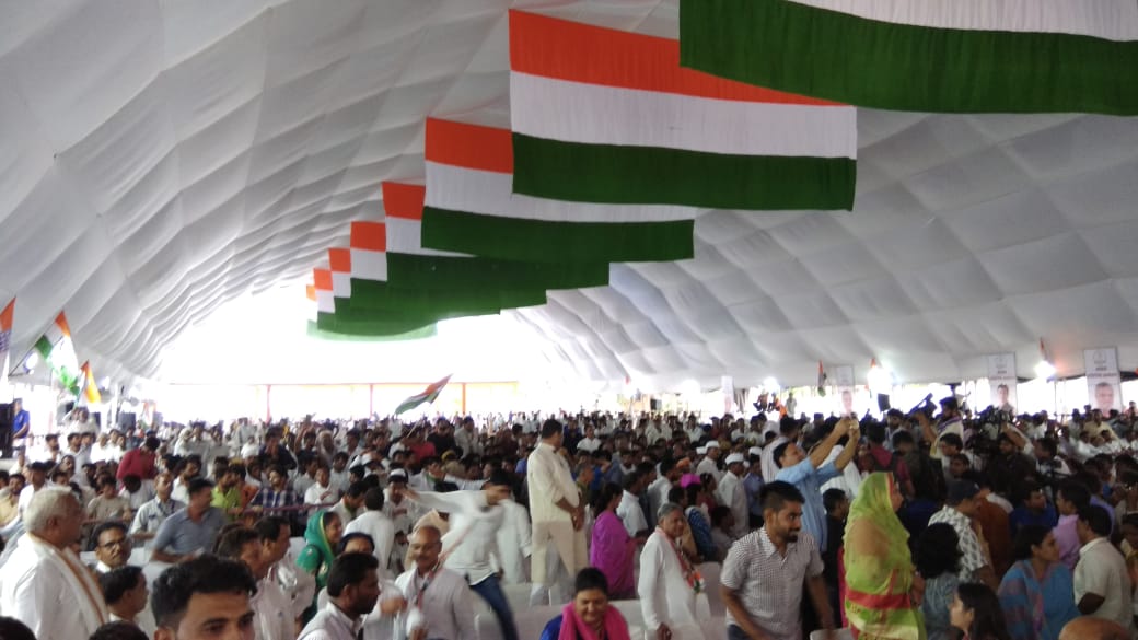 AICC अध्यक्ष <a href="/RahulGandhi/">Rahul Gandhi</a> जी के नेतृत्व में जयपुर में #कांग्रेस_जन_प्रतिनिधि सम्मेलन में उमड़े जनसैलाव से स्पष्ट हो गया है कि राजस्थान में कांग्रेस रिकॉर्डतोड़ मतों से सरकार बनाएगी | राहुल जी के ओजस्वी सम्बोधन ने कार्यकर्ताओं में नएजोश का संचार किया है|
जय कांग्रेस, विजय कांग्रेस