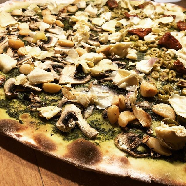 ron_telesky's tweet photo. Vegan Pie of The Day:

Basil Pesto,Mushroom , Artichoke, Maplelized Garlic 
#rontelesky #foodblog #kreuzbergfood #berlin #canadiapizza #foodblogberlin #foodpornography #foodinberlin #eatinberlin  #vegan #veganfood #vegans #veganberlin #hungry #bestpizza … https://t.co/svN139PzXN https://t.co/0jC4H7dxuc