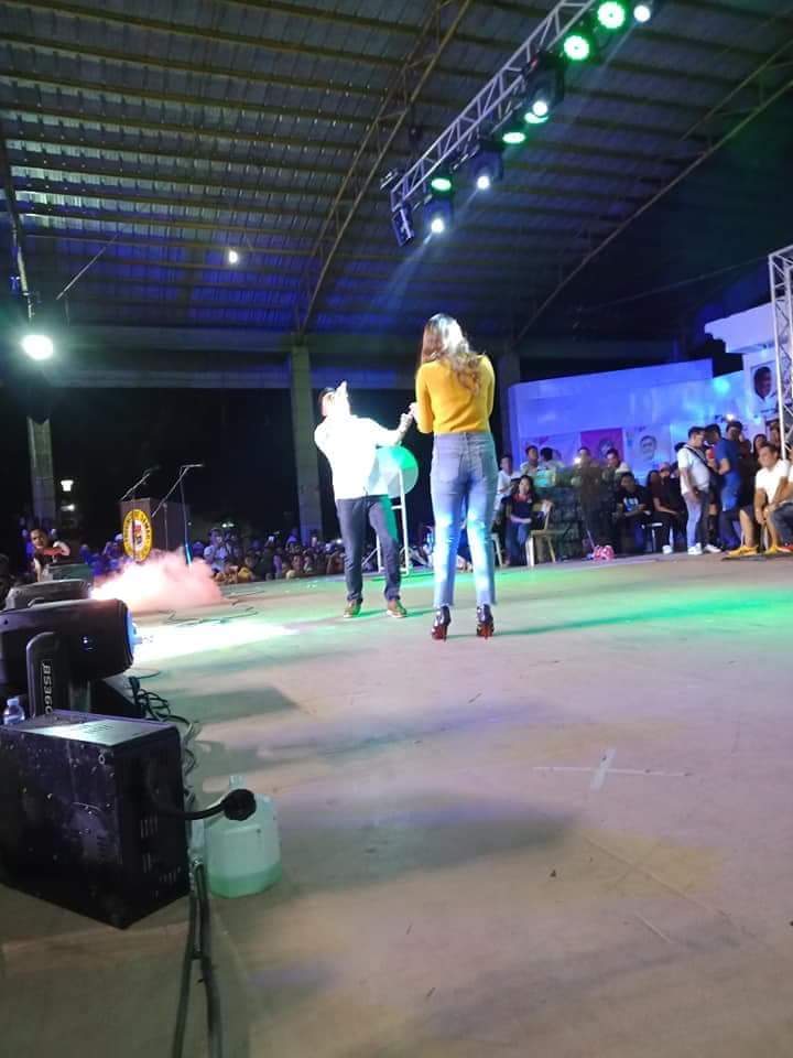 Tonbelle1's tweet photo. Tonbelle performing in Samar ❤️ uyy nag duet sila dream come true @imaramdelacruz @ItsAntonPaolo 😍❤️ https://t.co/WSbQkz3TU4