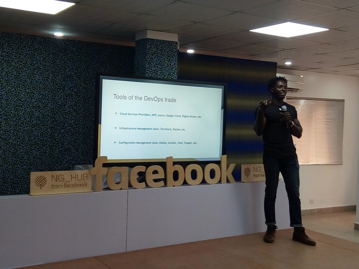 olakehinde_'s tweet image. @Baas_bank spitting out 🔥🔥🔥 @fccLagos #freeCodeCamplagos #coffeeNcode #CoffeeNCode