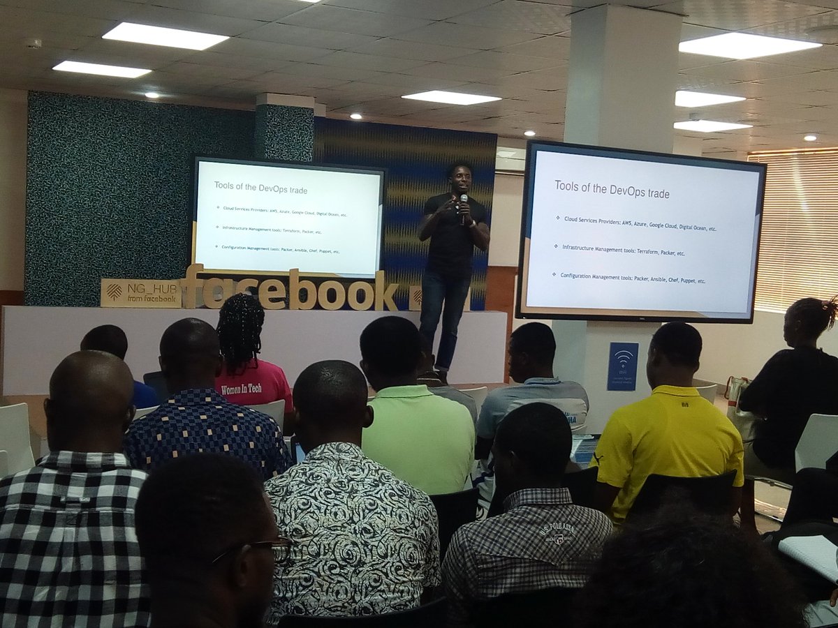 olakehinde_'s tweet image. @Baas_bank spitting out 🔥🔥🔥 @fccLagos #freeCodeCamplagos #coffeeNcode #CoffeeNCode