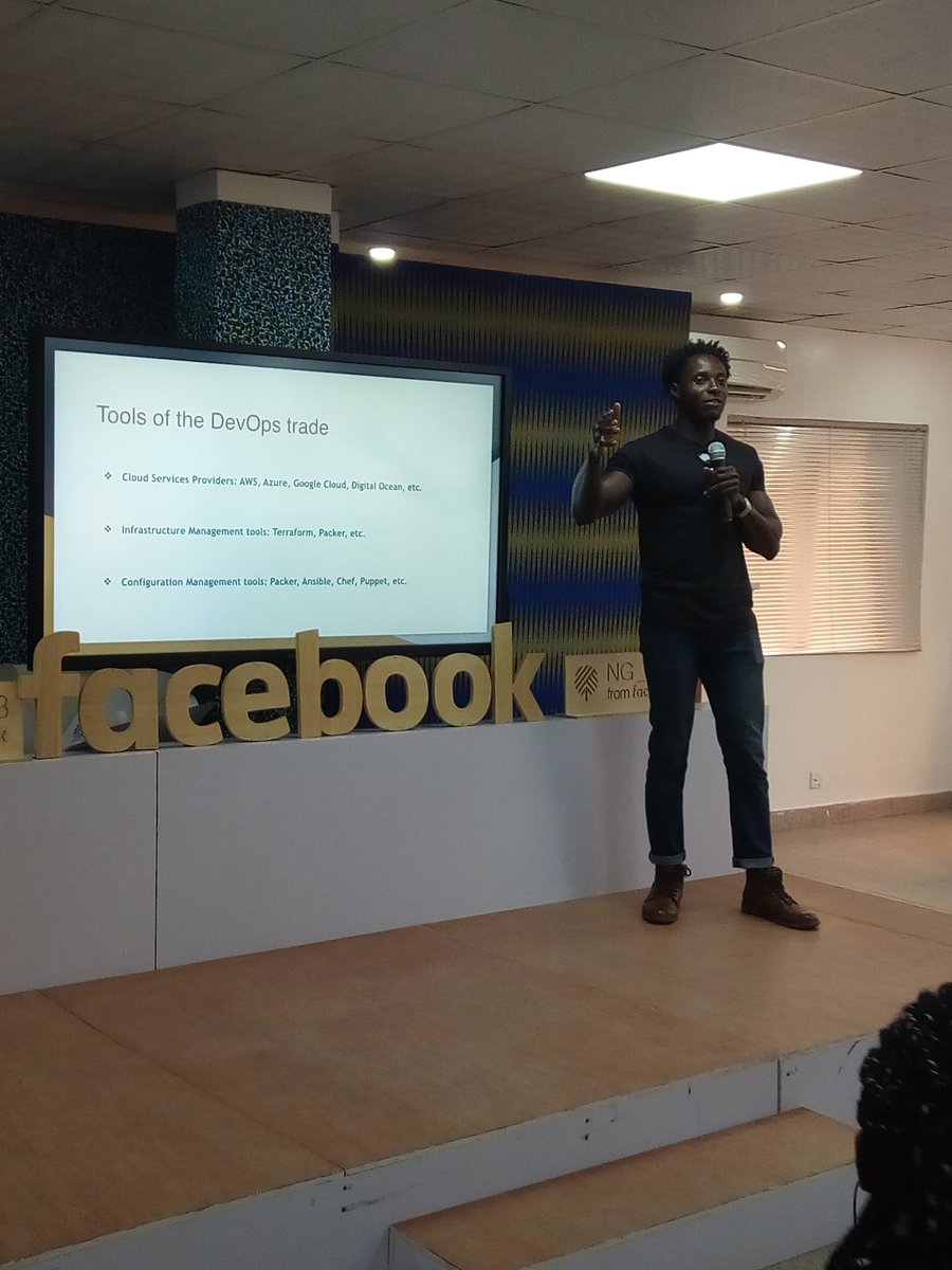 olakehinde_'s tweet image. @Baas_bank spitting out 🔥🔥🔥 @fccLagos #freeCodeCamplagos #coffeeNcode #CoffeeNCode