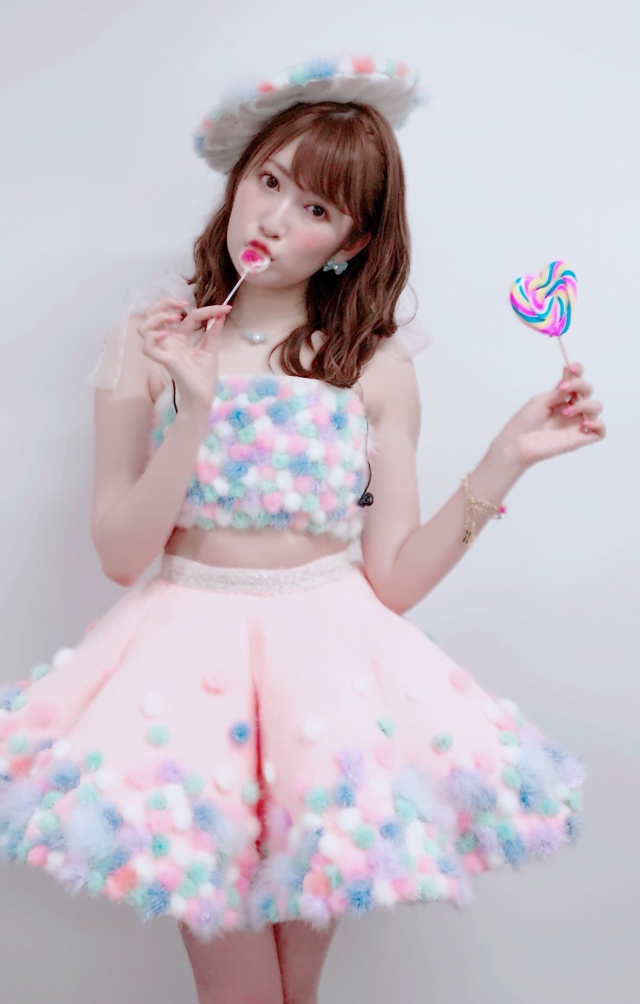 女性アイドル衣装画像 キャンディー 原曲akb48 吉田朱里mv 女子力オバケ で人気急上昇中の アカリンこと吉田朱里の魅力が詰まったキュートな衣装です 柔らかなピンクの生地に カラフルな丸いファーが ころんと可愛いキャンディーのようでとても