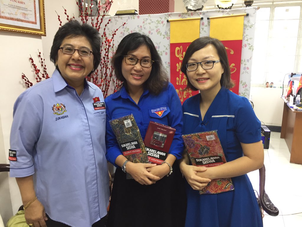 datozuraidah's tweet image. The powerful ladies of International Affairs Dept, HCMC Youth Union, Vietnam 🇻🇳 and not-at-all-powerful-me ☺️. #ASEAN #StudentVolunteers #GSVC2018 #muahexanh2018 @SukarelawanYSS @KemPendidikan @KPMSPT @maszlee @ASEAN @UNVAsiaPacific @UNVolunteers