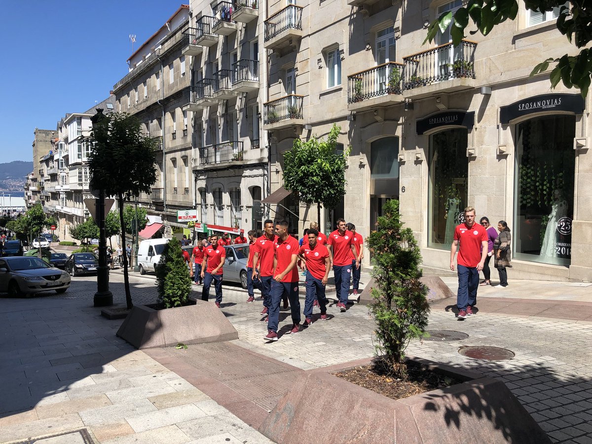 1FSVMainz05's tweet photo. #Europakapp-Feeling ✌️😉 #Mainz05 beim Spaziergang durch Vigo 🇪🇸 https://t.co/LBxVw8ZKXP