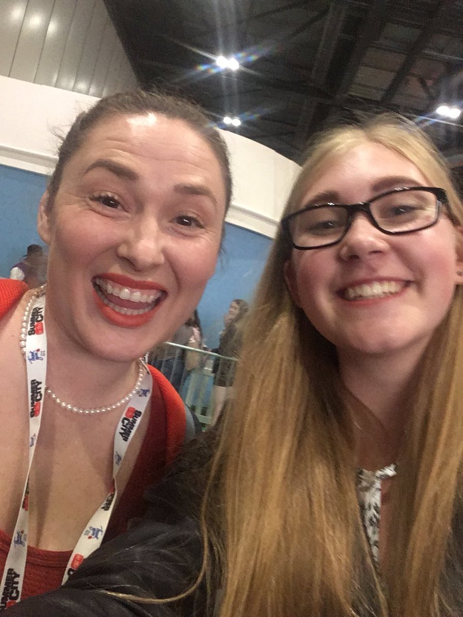 MollyIves2's tweet photo. @BallingerMom @ballingerfamily THANK YOU!!!!!! Amazing family vloggers Q&amp;A and thank you SO much for stopping for a photo, I know how busy you are! ☺️❤️❤️❤️❤️ https://t.co/jarimeDoDa