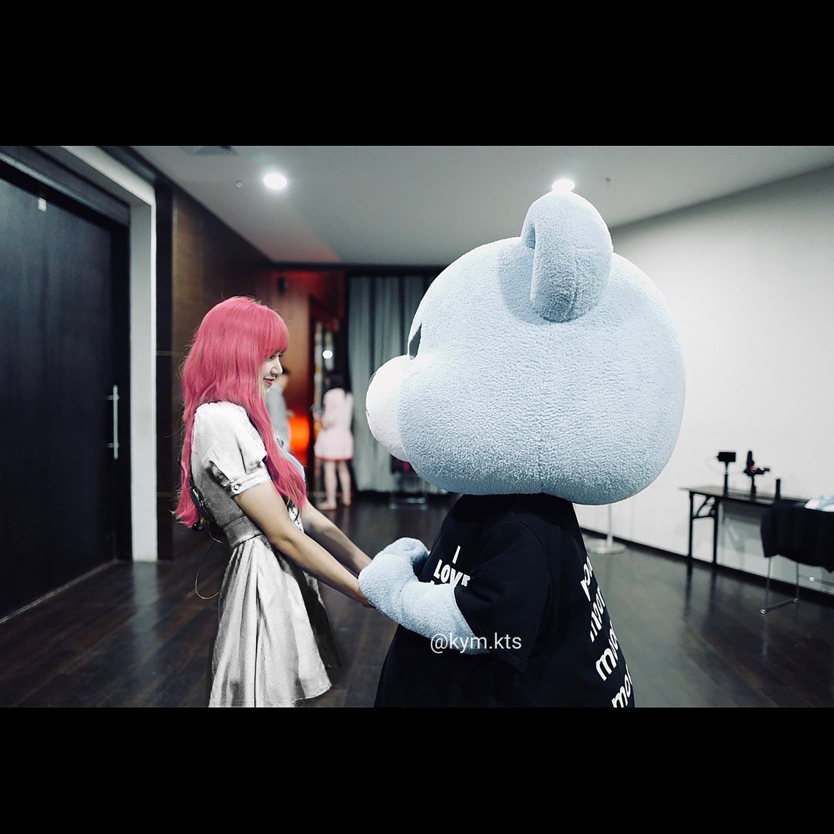 kymartist's tweet photo. You're so beautiful in white. 😍
#LISA #lisablackpink #LisaMeetsIndonesia #lisaxshopee https://t.co/QVDab9LVKx