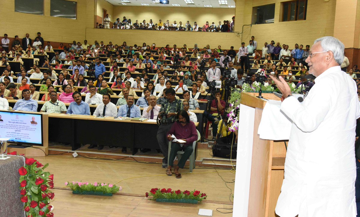 NitishKumar's tweet photo. बिहार स्टूडेंट क्रेडिट कार्ड योजना के अंतर्गत बिहार राज्य शिक्षा वित्त निगम द्वारा शिक्षा ऋण के ऑनलाइन हस्तांतरण हेतु आयोजित कार्यक्रम का उद्घाटन करते हुए।

https://t.co/9QsrKop6az https://t.co/py0HS21i65