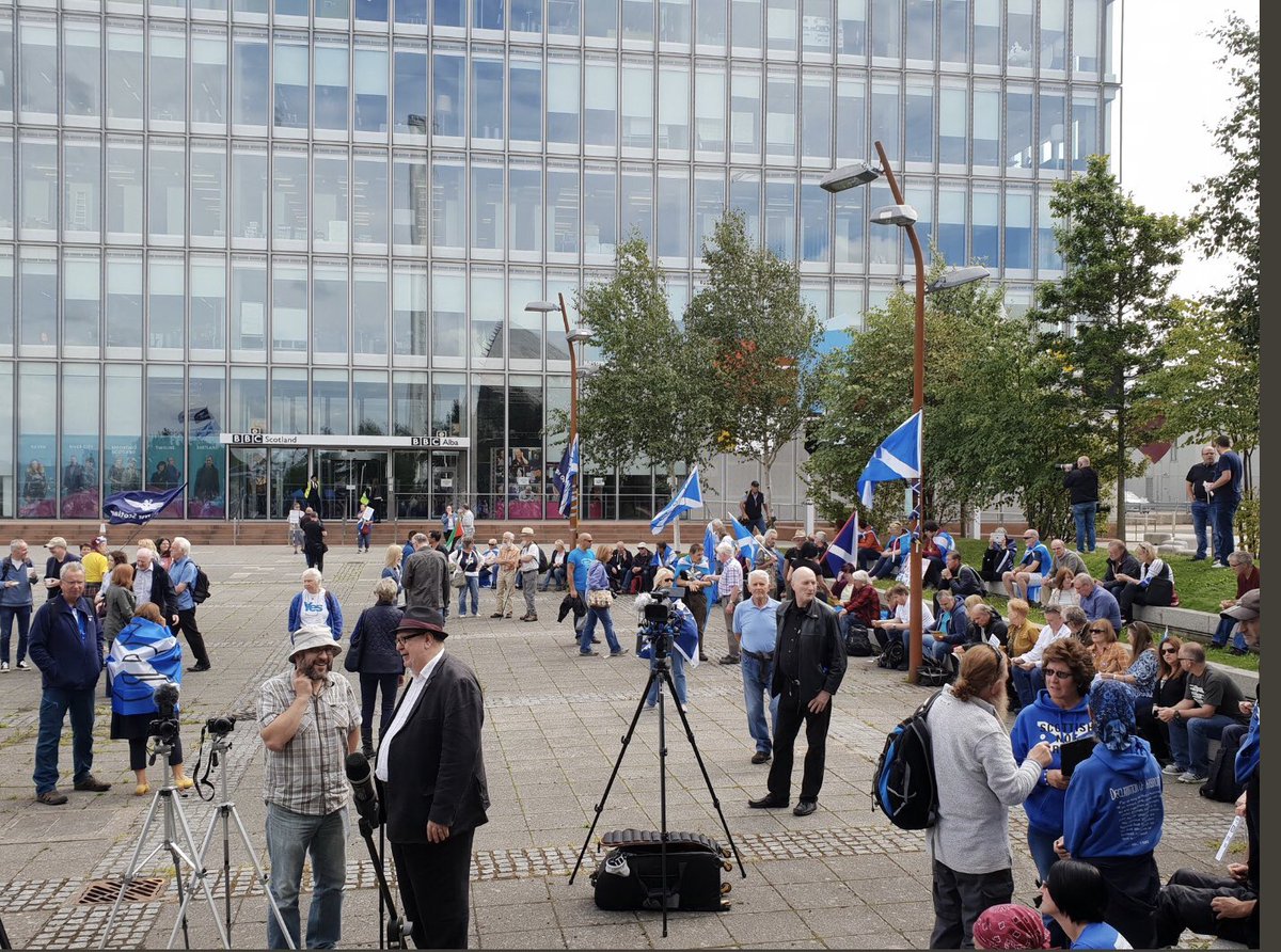 SteveSayersOne's tweet image. Mobbed 😏
#BBCBias? 
#ScotlandCalling #BBCswitchoff? #DesolveTheUnion?