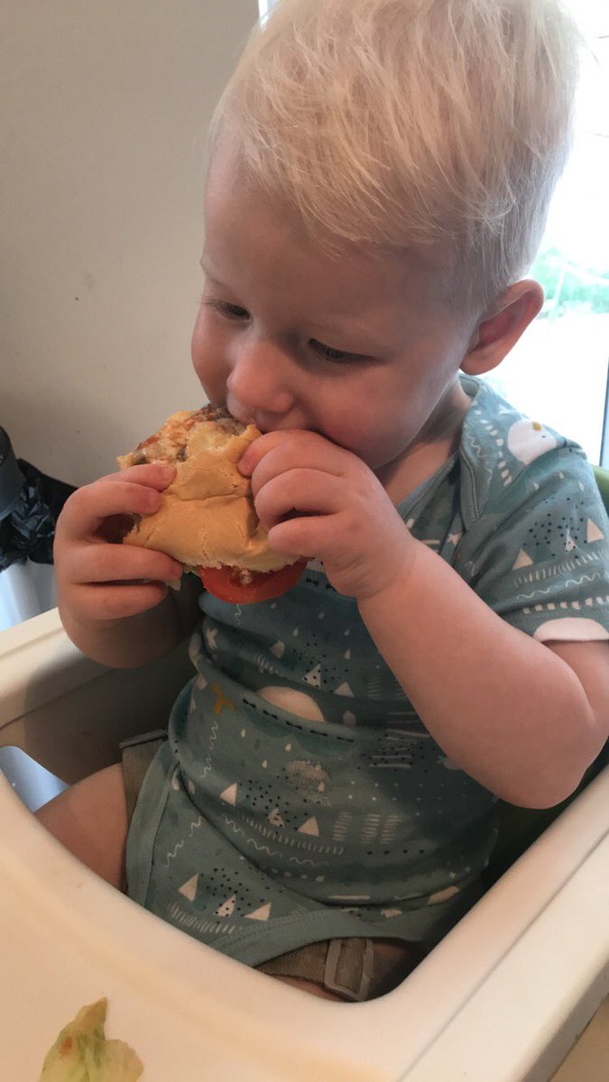 AllanSmith69's tweet photo. Like father like son 😂😂😍😍❤️❤️❤️!!! #firstburger https://t.co/YewfyplskW