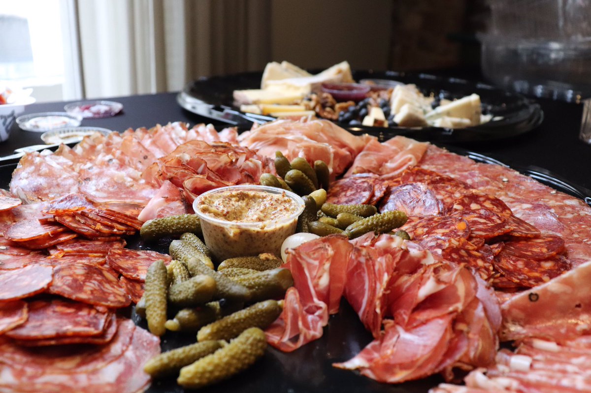 3PlusMeDanielle's tweet photo. Yummmmmyyyyy. @stjamescheese #NOMBMomsNight https://t.co/aYKnMMcLjY