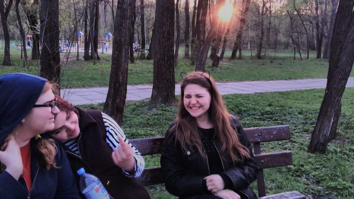 pidove7's tweet photo. Частина 2.
Досі вважаю такі фото дивними, але й прекрасними, бо на них- справжня я.
Версія 2018. https://t.co/6r7RGdtyJK