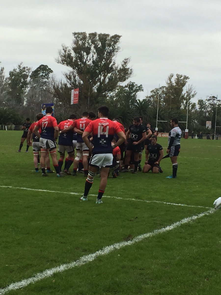 universitariolp's tweet photo. 🏉👉🏻En em Primer Tiempo, gana la U 6 a 0. Y sigue atacando!! #SentimientoPantera2018 https://t.co/aVNGNCmCaQ