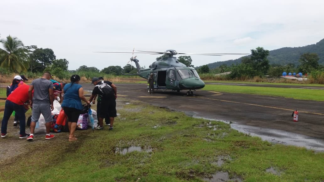 aeronavalpanama's tweet photo. Aterriza nuevamente el 🚁AN-140 en Coronte área comarcal para continuar traslado de docentes en áreas de difícil acceso esta vez son 8 educadores adicionales llevados a su punto de destino sin novedad. @Meduca_Panama #EstésDondeEstés la #Aeronaval responde. #TodosEsPorTi https://t.co/wc6OVxMKCg